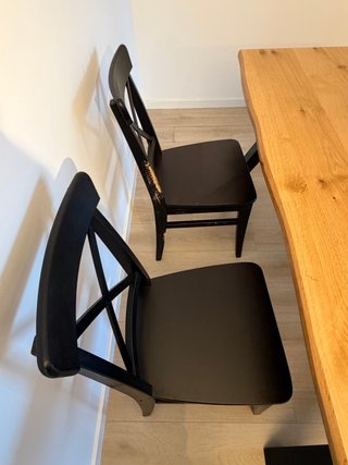 Mesa comedor JYSK y 4 sillas negras