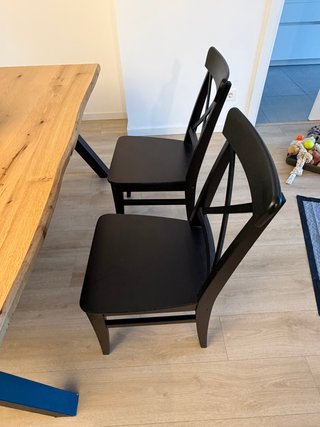 Mesa comedor JYSK y 4 sillas negras