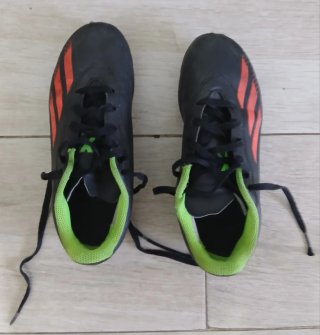 Zapatos de fútbol negros y naranjas