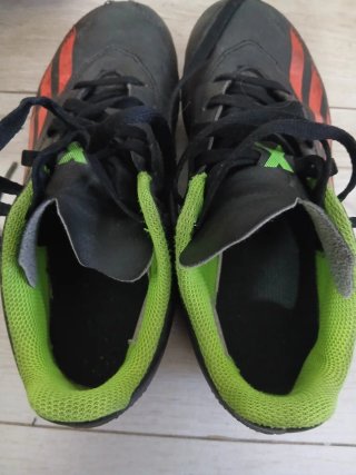 Zapatos de fútbol negros y naranjas