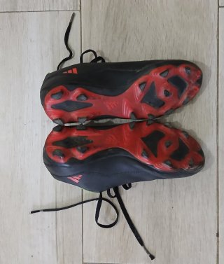 Zapatos de fútbol negros y naranjas