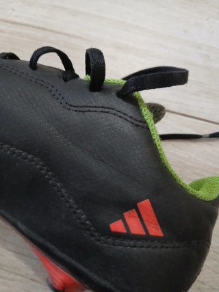 Zapatos de fútbol negros y naranjas