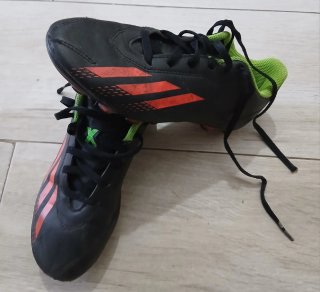 Zapatos de fútbol negros y naranjas