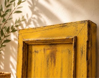 Puerta decorativa vintage amarillo envejecido