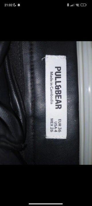 Pantalón cuero Pull&Bear negro