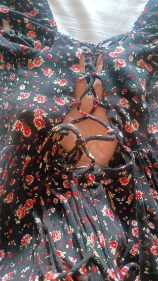 Vestido corto floral negro y rojo