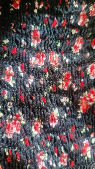 Vestido corto floral negro y rojo