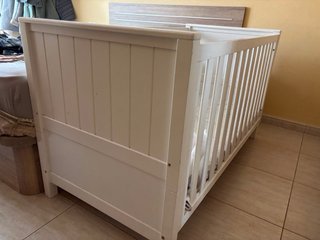 Cuna de bebé blanca