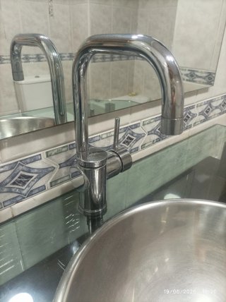 Mueble de baño con pica y grifo.