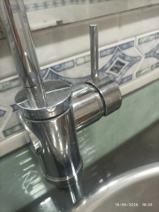 Mueble de baño con pica y grifo.