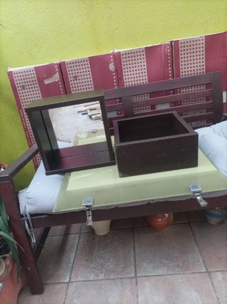 Mueble de baño con pica y grifo.