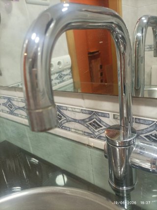 Mueble de baño con pica y grifo.