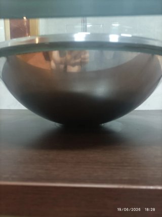 Mueble de baño con pica y grifo.