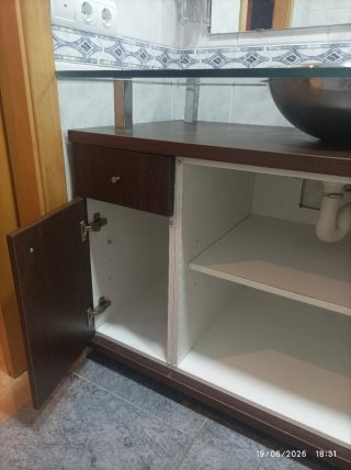 Mueble de baño con pica y grifo.