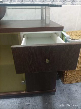Mueble de baño con pica y grifo.