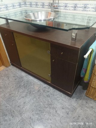 Mueble de baño con pica y grifo.