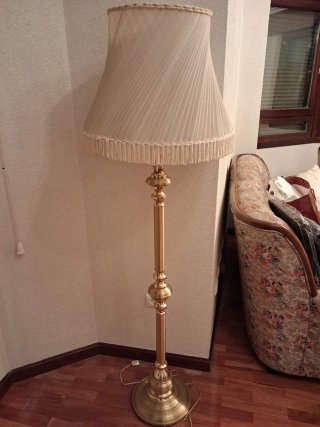 Lámpara de pie dorada y beige