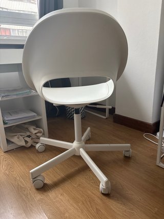 Silla de escritorio blanca y morada