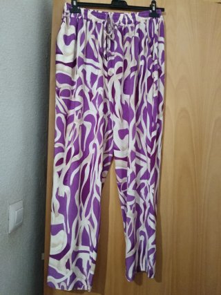 Pantalón fluido estampado morado y blanco