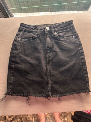 Falda vaquera negra desgastada