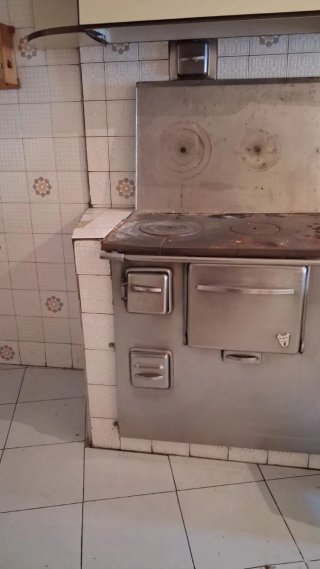 Cocina de leña metal y cerámica