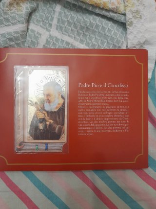 Album Padre Pio con monete e santini