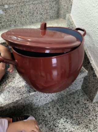 Olla grande de metal marrón