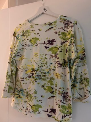 Camiseta Mango flores verdes y amarillas Talla L