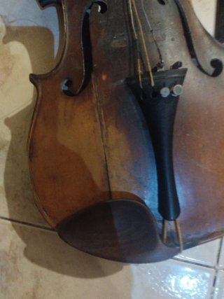 Violín antiguo con arco y mentonera