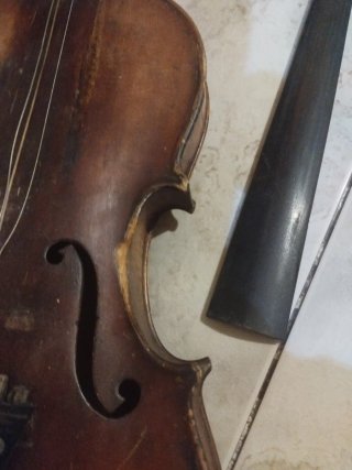 Violín antiguo con arco y mentonera