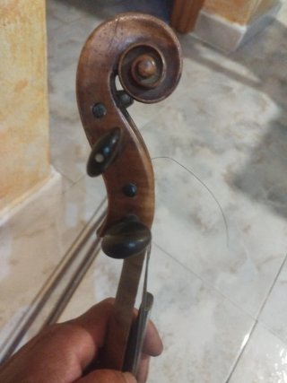 Violín antiguo con arco y mentonera