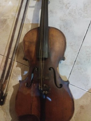 Violín antiguo con arco y mentonera