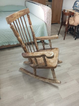 Mecedora de madera rústica