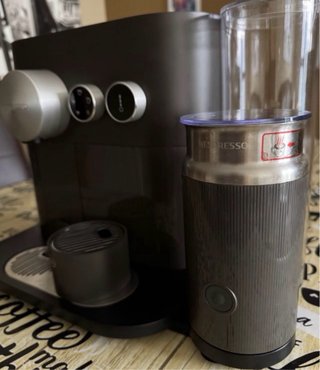 Cafetera Nespresso Expert con espumador