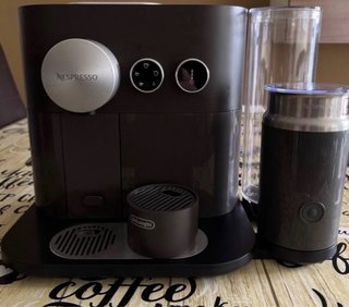 Cafetera Nespresso Expert con espumador