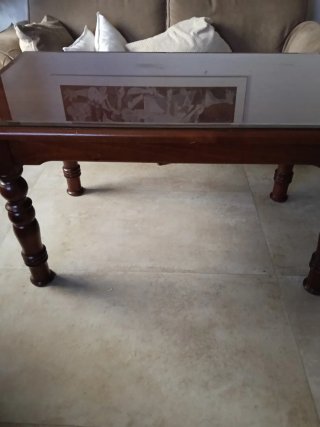 Mesa de madera con tapa de cristal