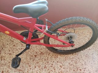 Bicicleta infantil roja
