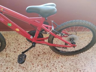 Bicicleta infantil roja