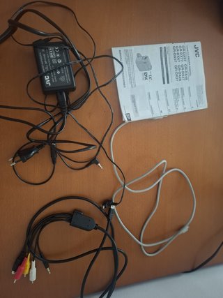 Videocámara digital JVC MiniDV con cargador, etc.