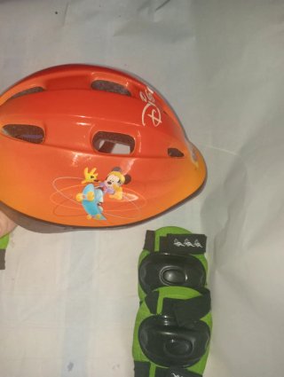 Casco y protecciones Disney niño