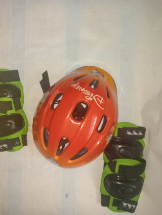 Casco y protecciones Disney niño