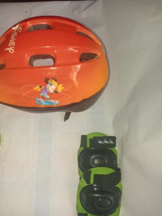 Casco y protecciones Disney niño