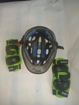 Casco y protecciones Disney niño
