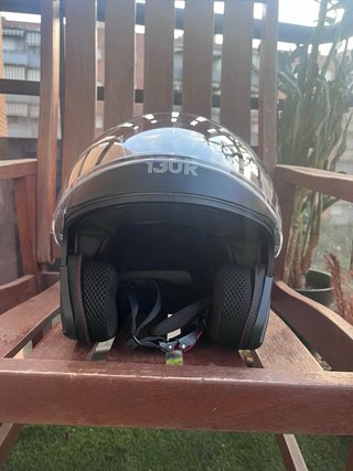 Casco de moto negro tipo abierro/jet