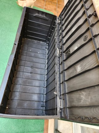 Arcón de exterior de plástico negro