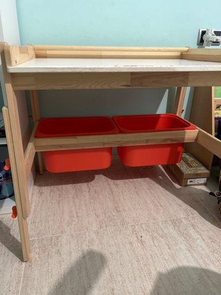 Escritorio infantil Ikea blanco y naranja