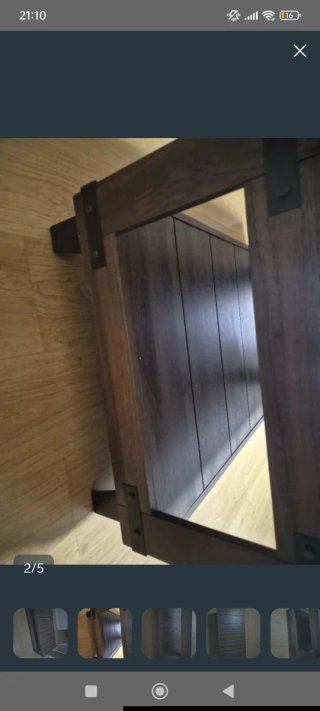 Mesa de salón de madera y metal