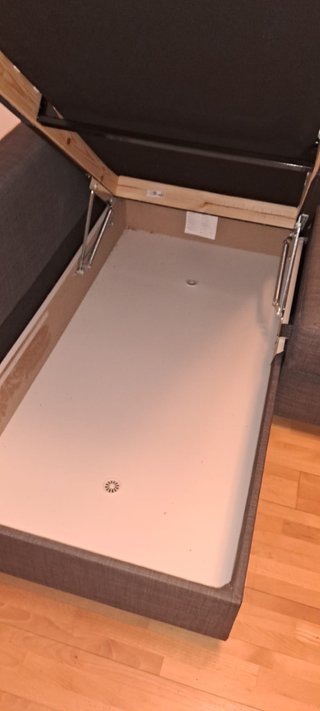 Sofá chaise longue gris con arcón y cama