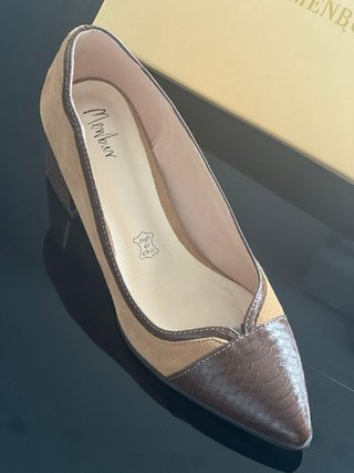 Zapatos de tacón beige y marrón