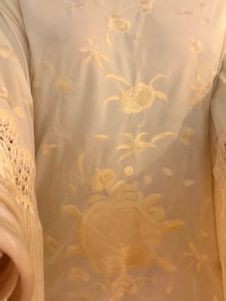 Vestido Kaftan Mantón Manila Crema